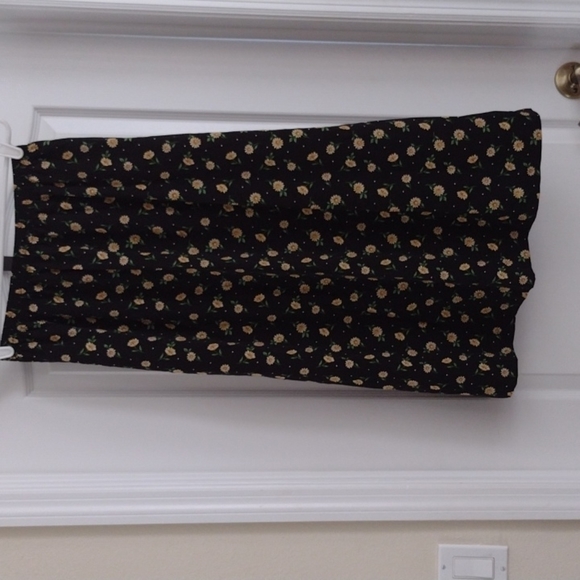 Nwot Beautiful Black Skirt With Yellow Flowers - Picture 1 of 4